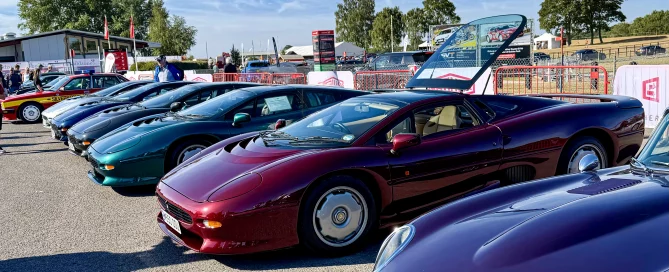 Jaguar XJ220 at Oulton Park